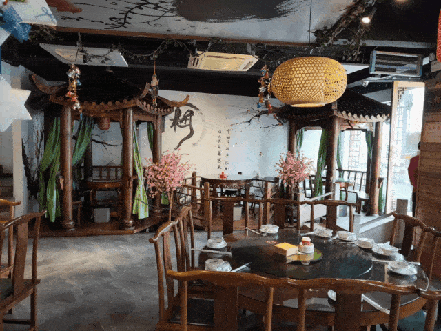 中国风的窗棂和灯笼走进店内,仿佛来到另一个时空满是江南水乡的风格