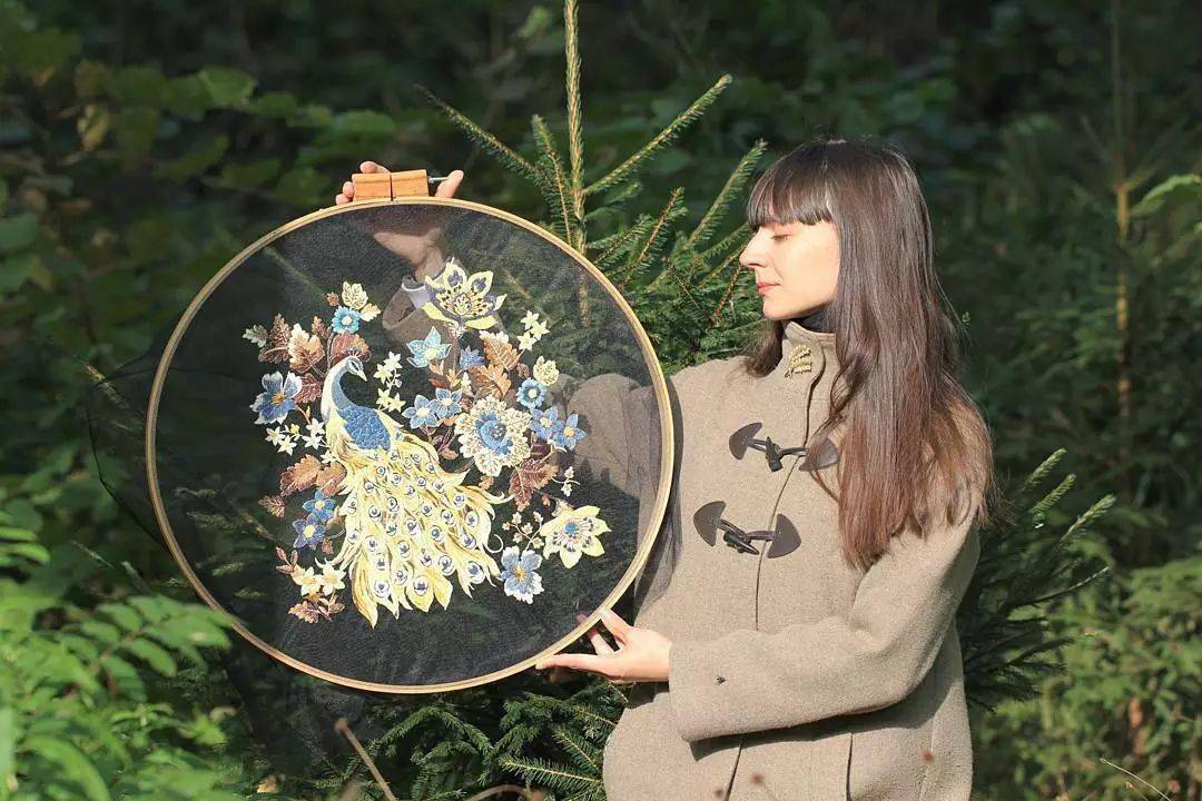 纱线,珍珠,造就一款"鲜花薄纱刺绣"