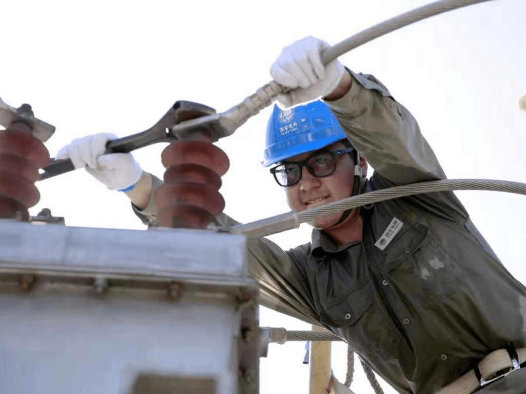 荆州市向上向善好青年事迹展播五爱岗敬业好青年