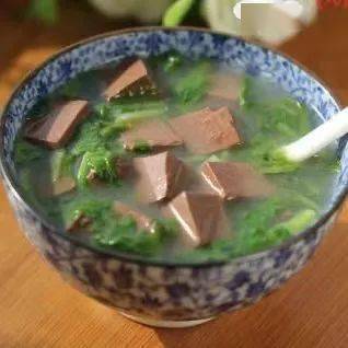 玉米饭胡萝卜木耳烧花鸭香菇青菜波菜鸭血汤午点:南瓜小米羹,红心火龙