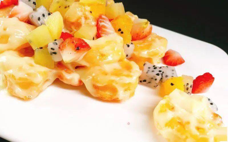 海胆沙律酱虾球也是创新菜品香脆有嚼劲让人惊喜鸡肉中带着微涩却特别