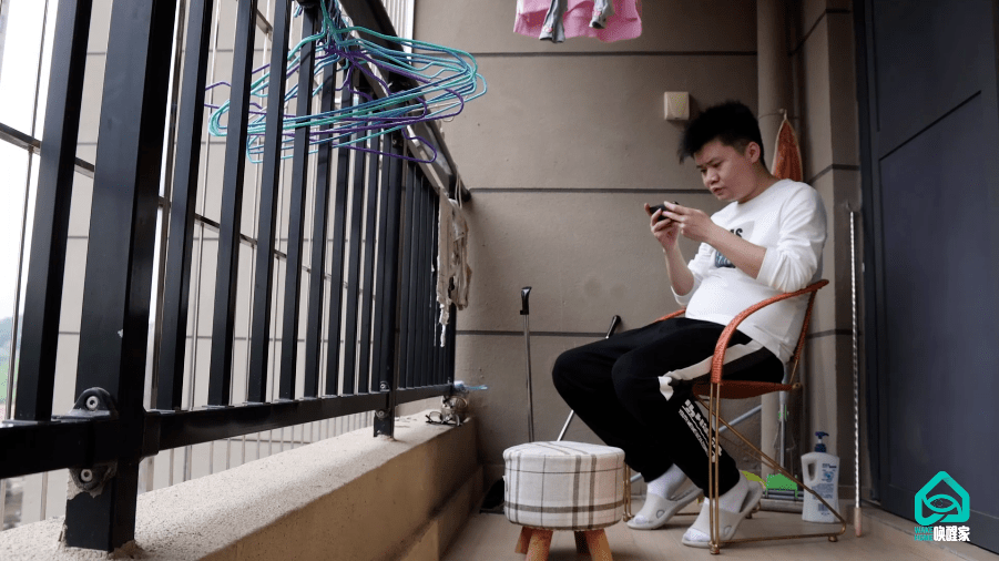 心中满满的感动之余,以及窝在阳台角落玩游戏的丈夫的背影,看到干净
