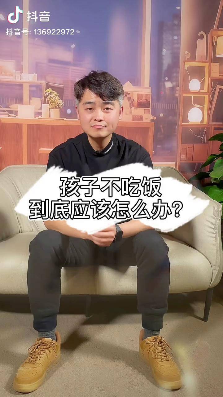 育儿小祖宗啊快点吃饭吧你家孩子有吃饭问题吗明明说育儿孩子吃饭问题