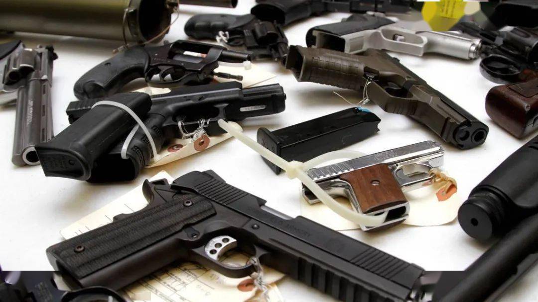 惨剧美国女子豪车上玩枪自拍意外走火当场爆头18岁妹妹