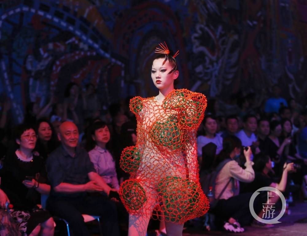 昨晚惊艳全场的川美 美术馆之夜 时装秀 灵感其实源自一场享誉业界的古希腊风大秀 陈石