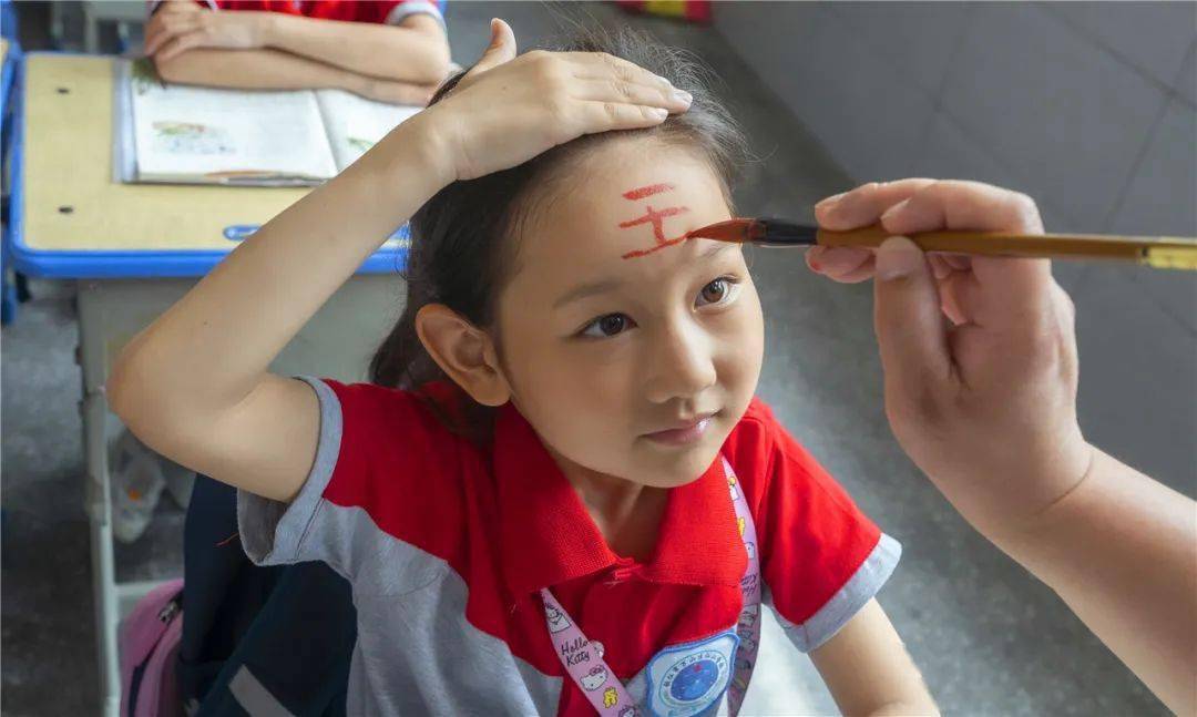 贵州万山:传统民俗进校园 孩子们"画额"迎端午