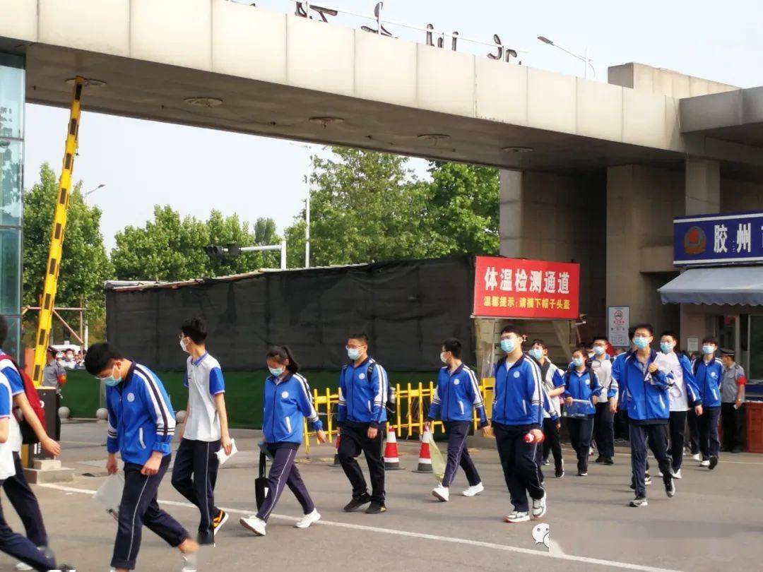 早晨7時40分,在膠州實驗初中考點,考生們在學校門口排隊分通道有序