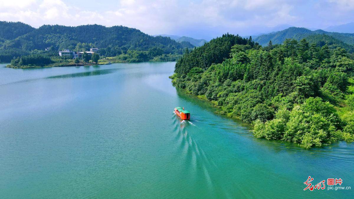 2021年6月12日,湖南省常宁市天湖国家湿地公园洋泉水库,蓝天白云,绿水