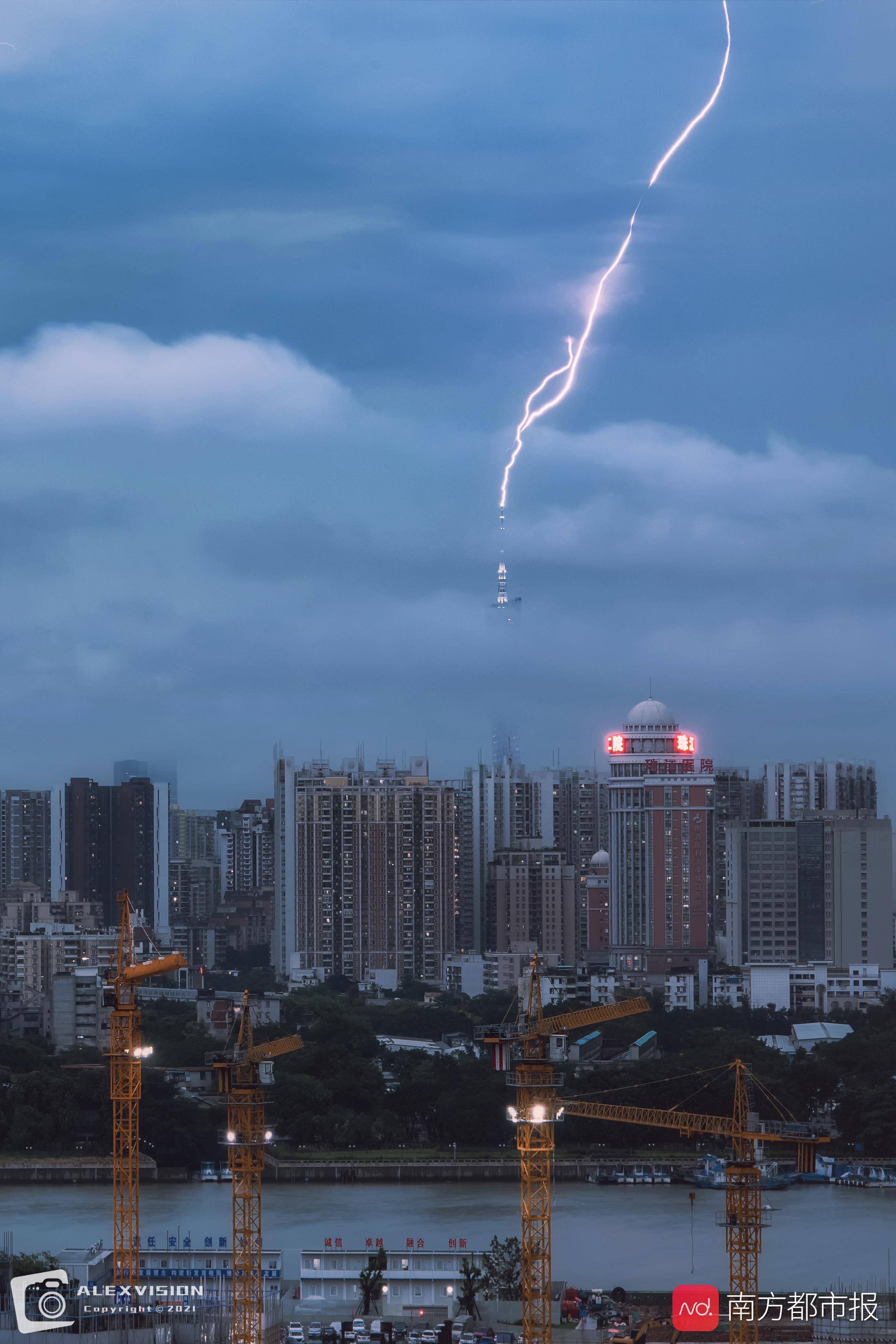 闪电击中广州塔的一刻.