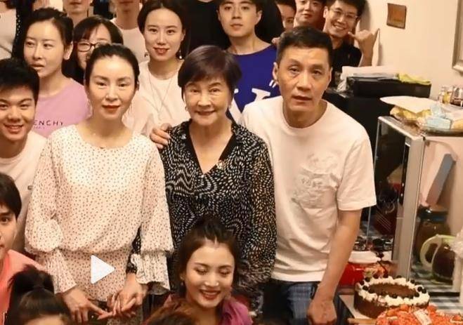 58岁冯远征携66岁妻子聚会,眼窝凹陷发黑太憔悴