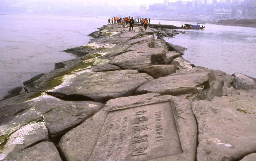 由于长江水千百年的冲刷切割,白鹤梁被分成了上,中,下三段,题刻主要