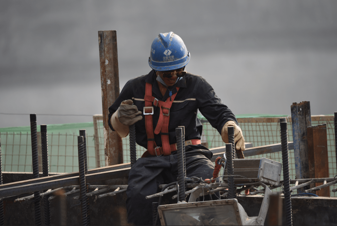 白鹤滩建设者用诗讴歌致力于清洁能源的水电人