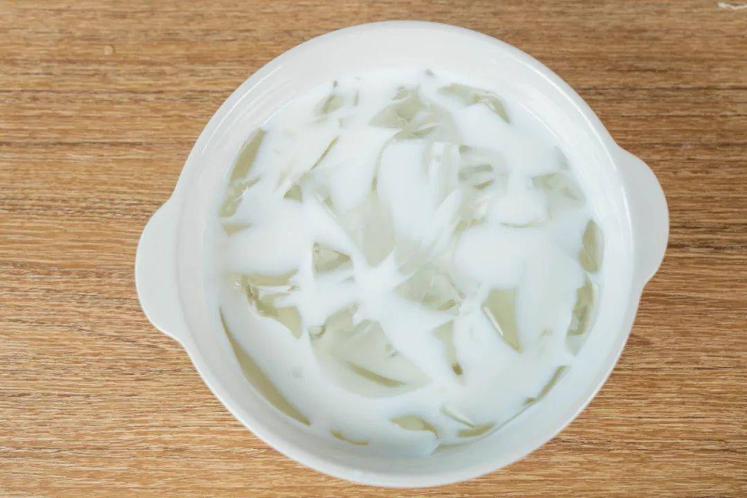 这是我私心最爱的一款冰粉,明艳的芒果泥半浮半浅在纯白的牛奶中,既有