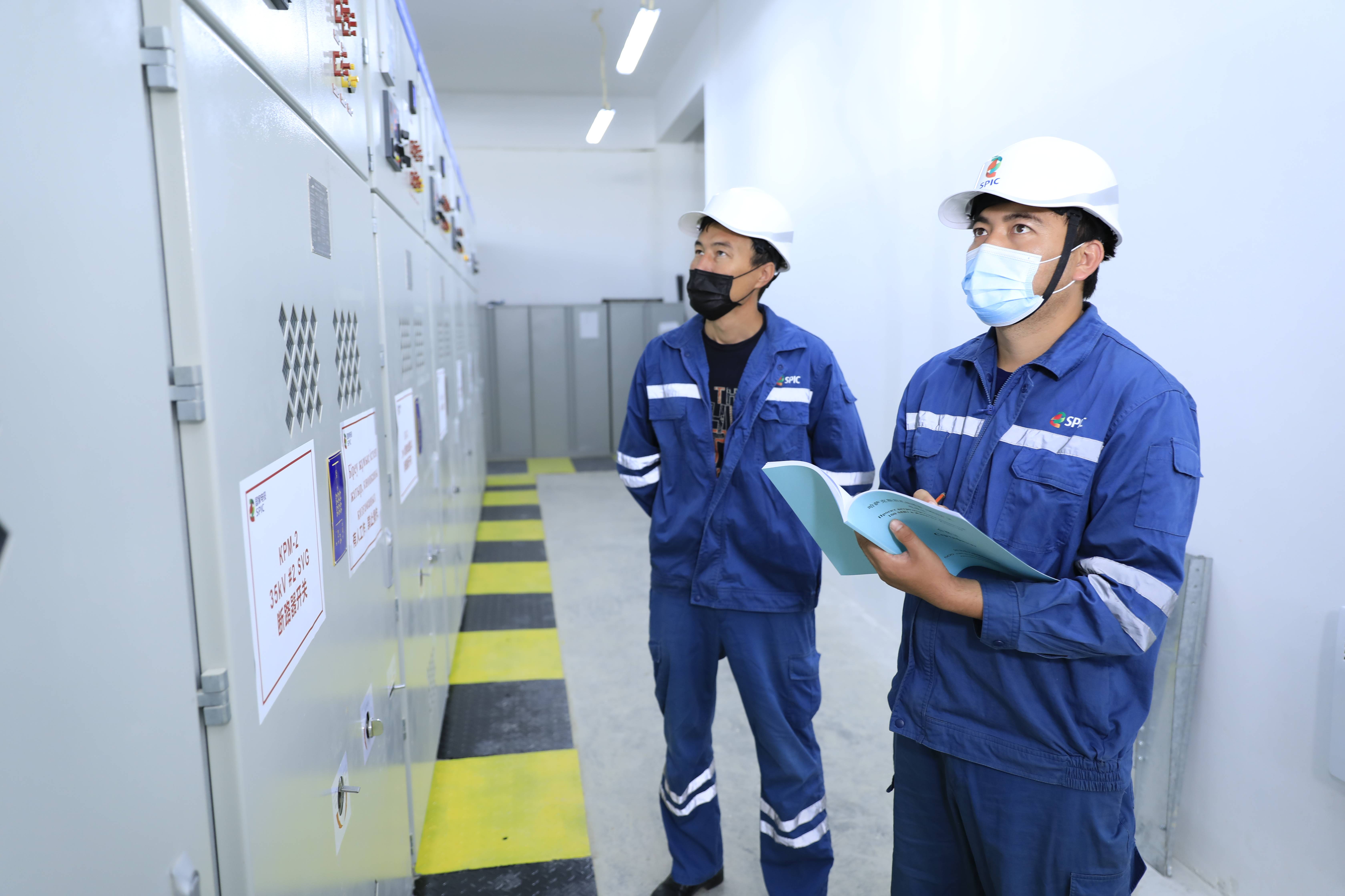 哈萨克斯坦扎纳塔斯,扎纳塔斯风电公司运行值班人员在高压配电室巡检