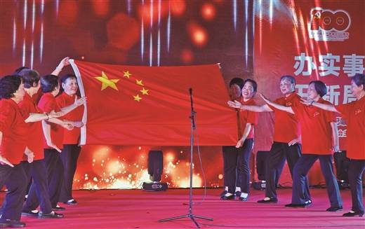 老党员感党恩舞台高举党旗小学生学党史讲述英雄故事