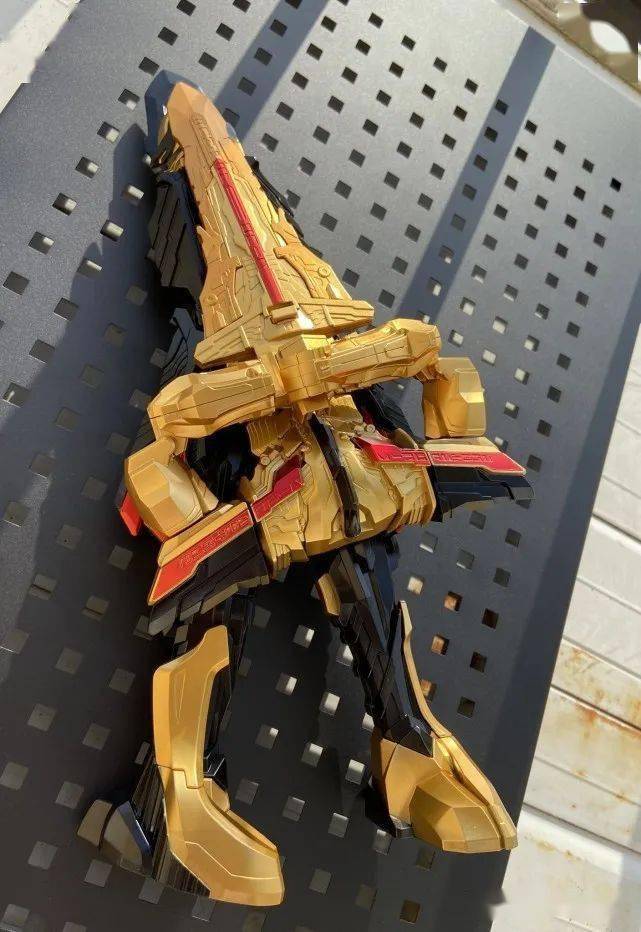 千万不要因为这是假面骑士所罗门的"螺旋剑",它是"王者圣剑"的重涂