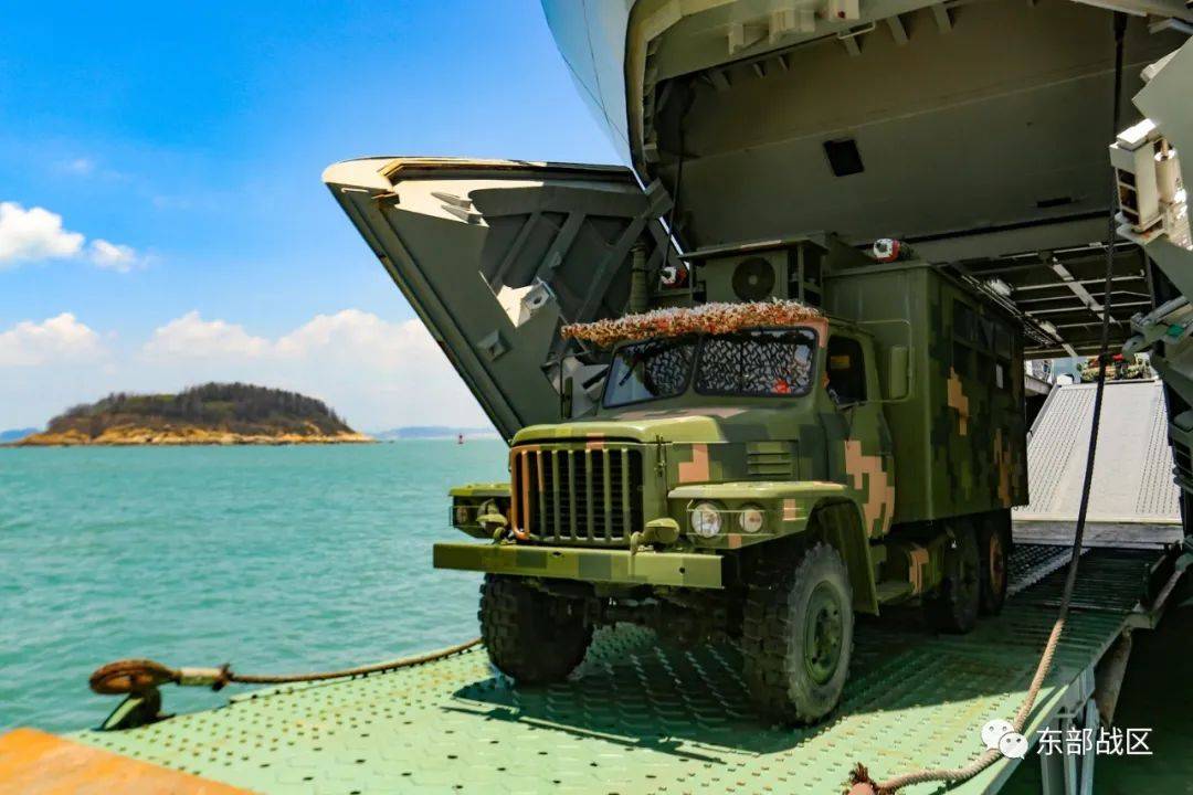 第73集团军某旅与东部战区海军某舰艇大队开展兵船合练