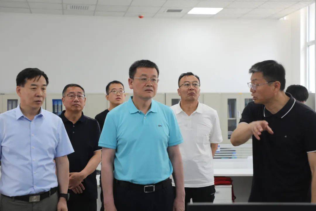 市委副书记,代市长杨进深入海勃湾调研交通运输重点项目