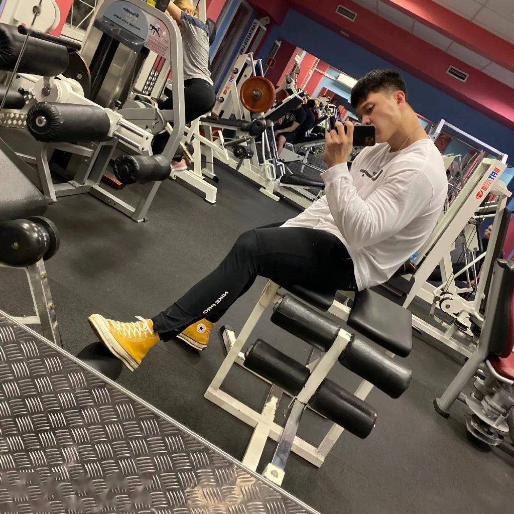 27岁中国小伙健身6年身高195cm体重118kg这种肌肉猛男你能招架的住吗