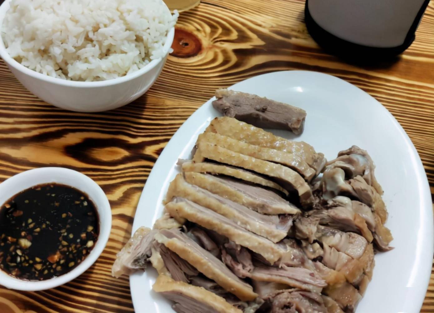 广州大哥卖鸭仔饭12元一份被担心不赚钱身后却有10栋楼在收租