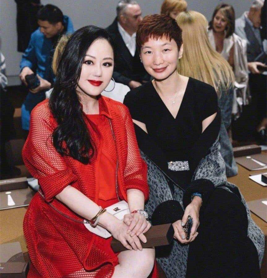 章小蕙58岁还不像老人,穿衬衫配中长裙,打扮的像个贵妇
