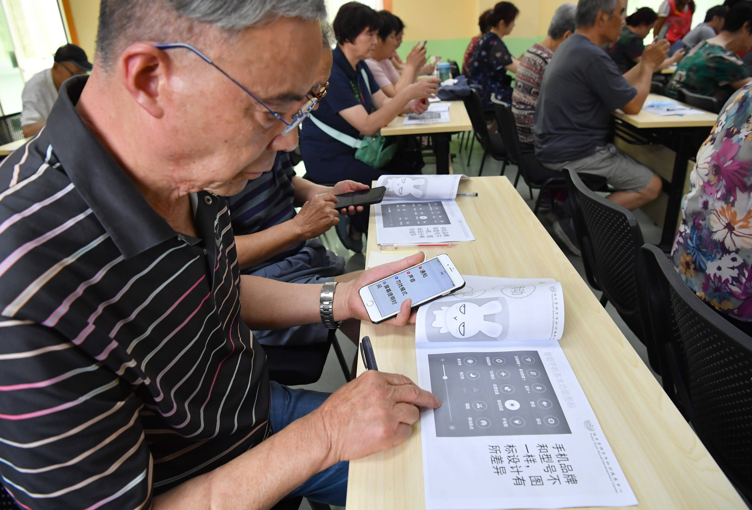 陕西咸阳:教老年人使用智能手机
