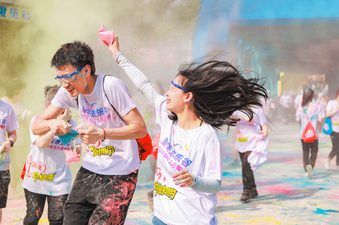 西南最大毕业彩粉跑活动举行万余毕业生欢乐谷活力开跑