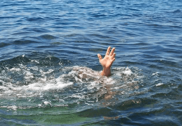 男子与好友野外游泳,没有携带救生用具,不幸溺亡!