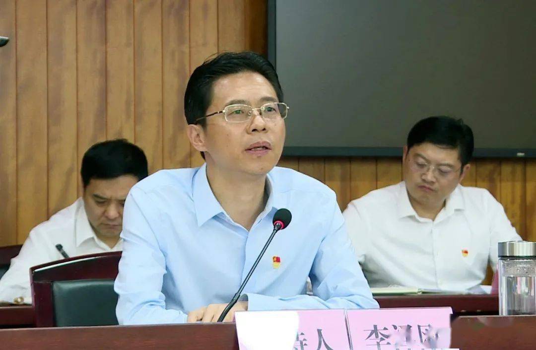 李泽刚主持召开全县有关重要工作会议强调干出长阳新形象新印象新气象