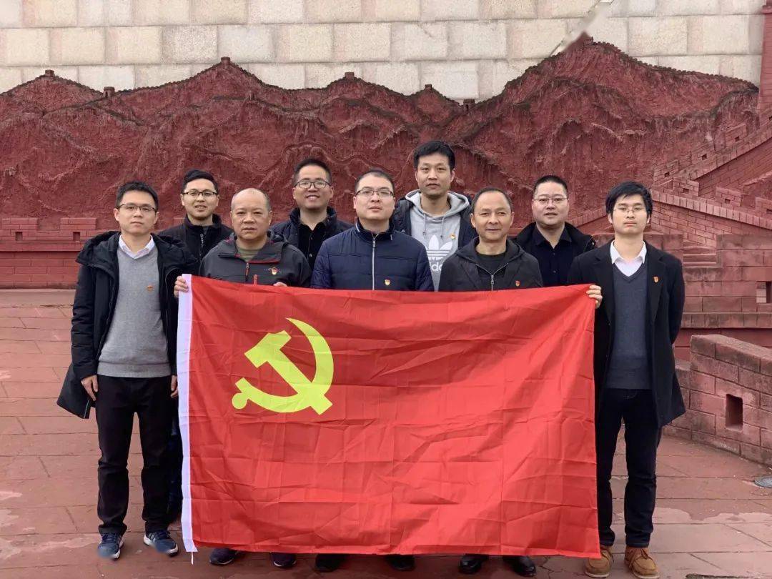 住在山寨上的阿斯满一家,原先家里是危房,陈闵健