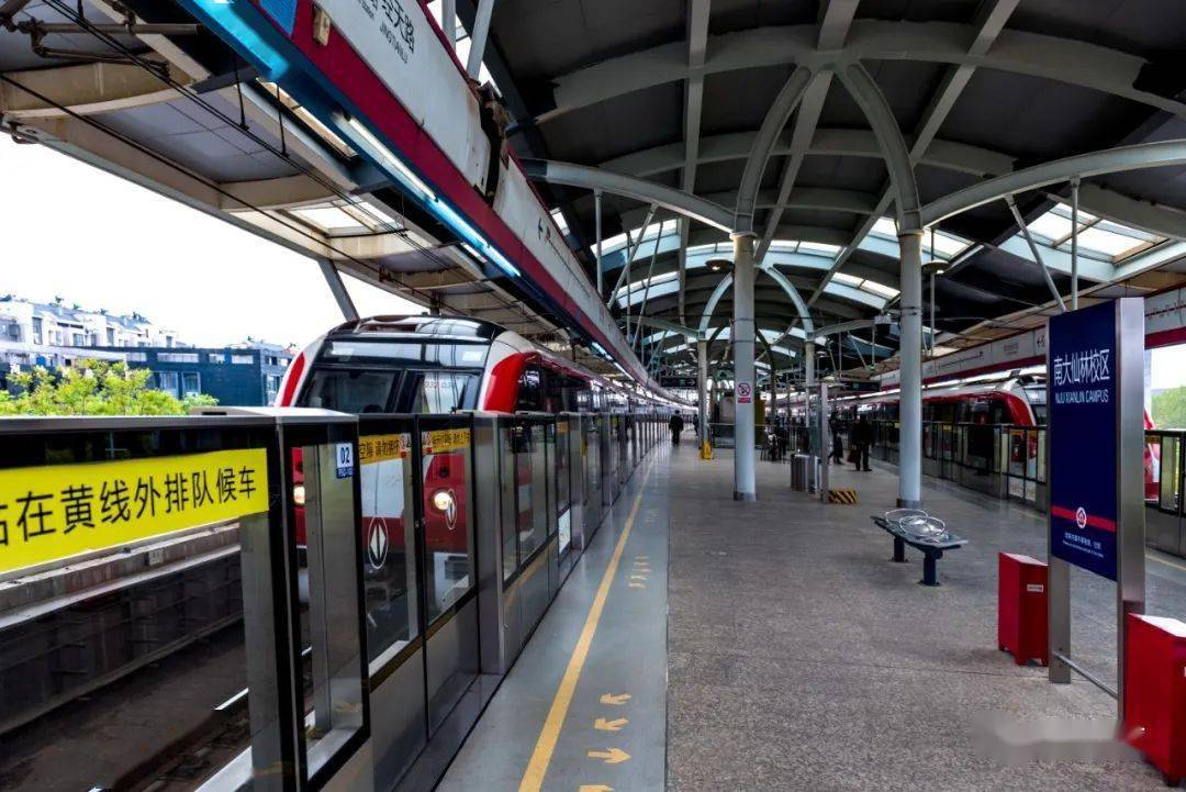 距离地铁2号线仙鹤门站约800米,4号线金马路站约1