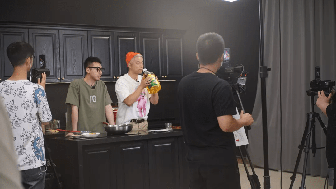 曾经的世界500强高管,快男第五,如今的淘宝top男主播_吉杰