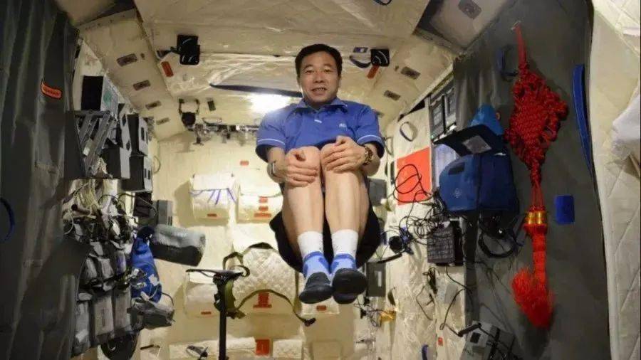 航天员在太空也得操练起来!_健身