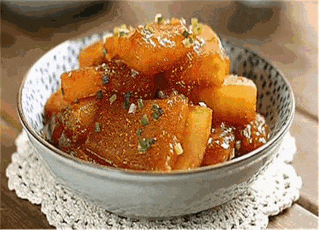 把冬瓜切成小块备用3,青红杭椒切成小圈,准备适量姜蒜4,锅内倒油烧热