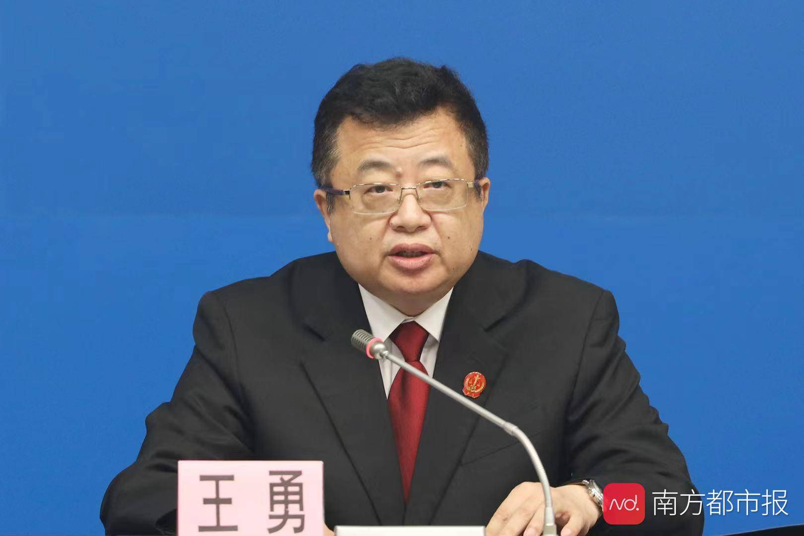 广州市中级人民法院党组成员,副院长吴翔参加发布会并介绍有关情况