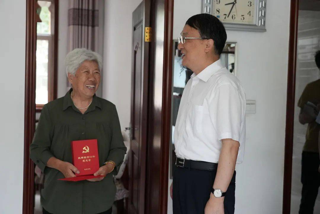 学党史颂党恩跟党走唐献泰走访慰问50年以上党龄老党员时指出关心关爱