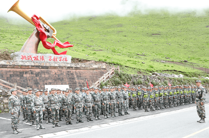 四川省雅安军分区重走长征路再上夹金山献礼建党百年训练侧记