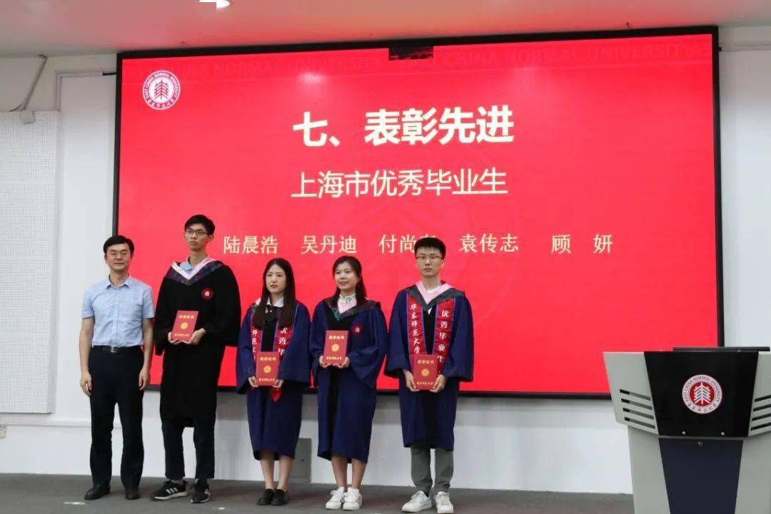 手捧马鞭草奔赴下一场山海哲学系举办2021届毕业典礼暨学位授予仪式