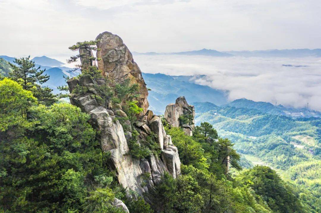 悬剑山位于桃岭乡与双河镇交界处,距金寨县城约20公里,海拔915米.