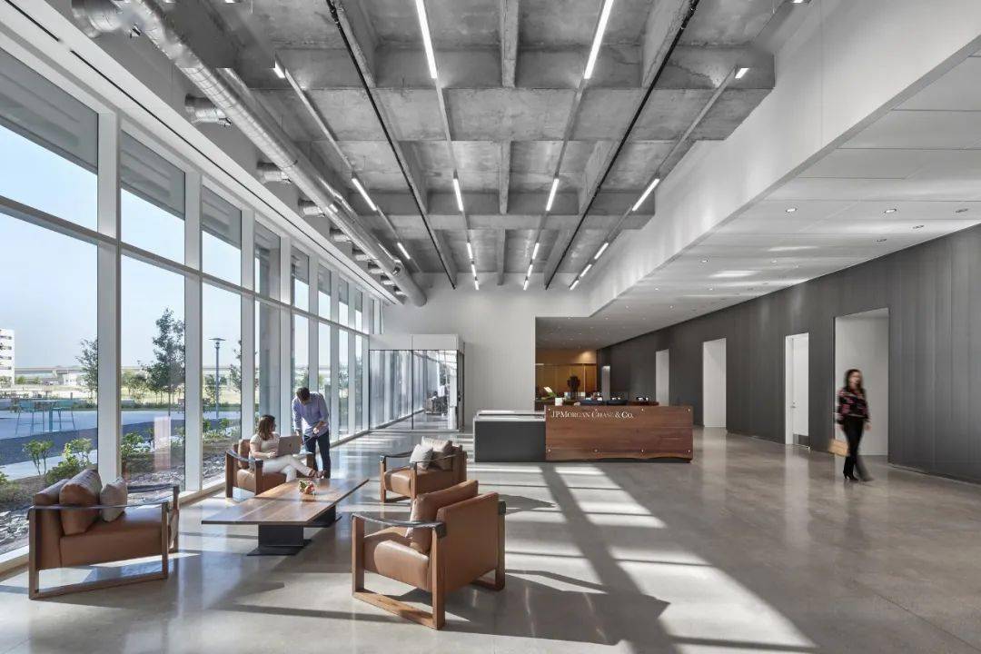 也是一样的高耸入云95不过高盛在炫耀自己办公室外部的景色这点上