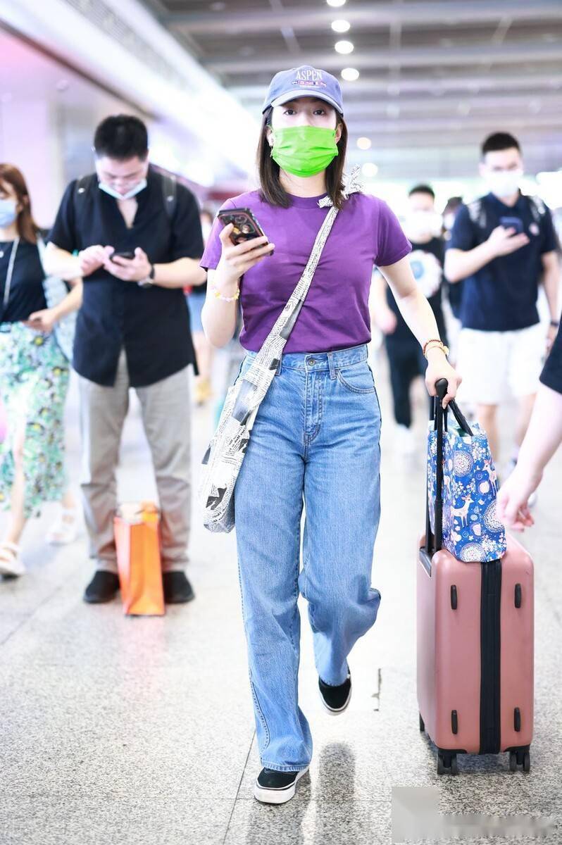 张雅钦现身北京机场紫色恤斜挎布大秀表情包