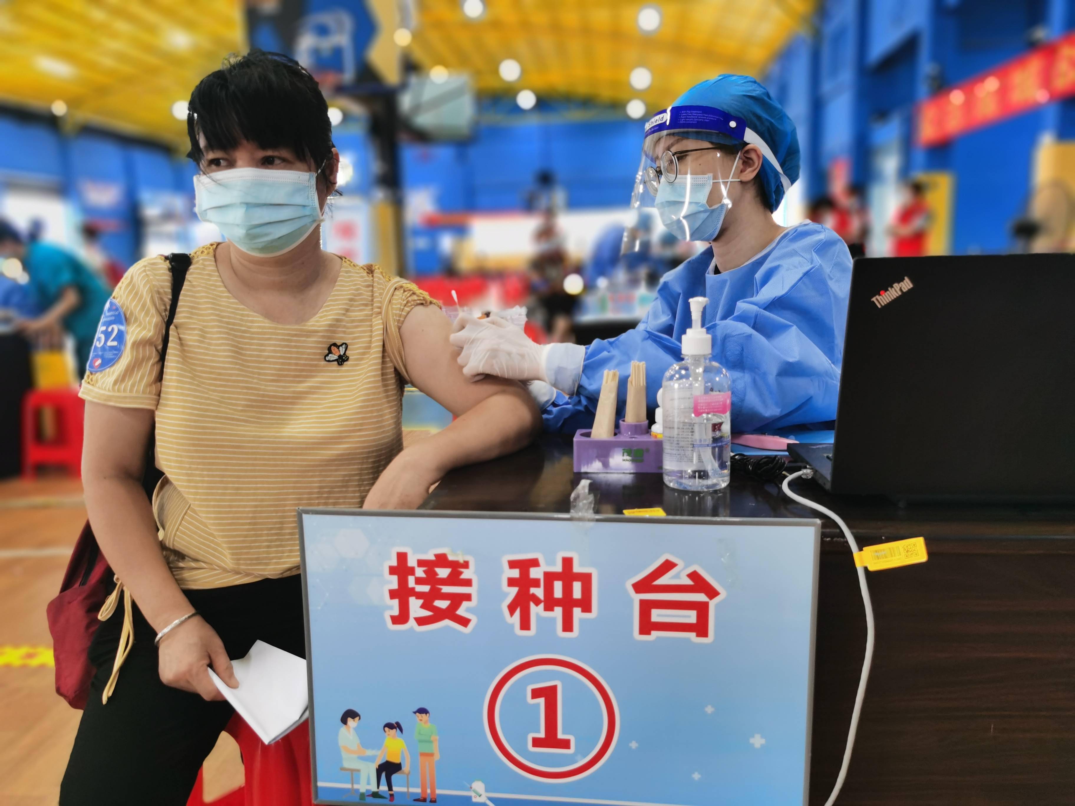 近1000名家政人员分区域分时段团体接种第二针新冠肺炎疫苗