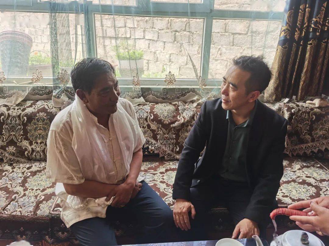 王刚强,旺堆分别看望慰问在类老干部,老党员