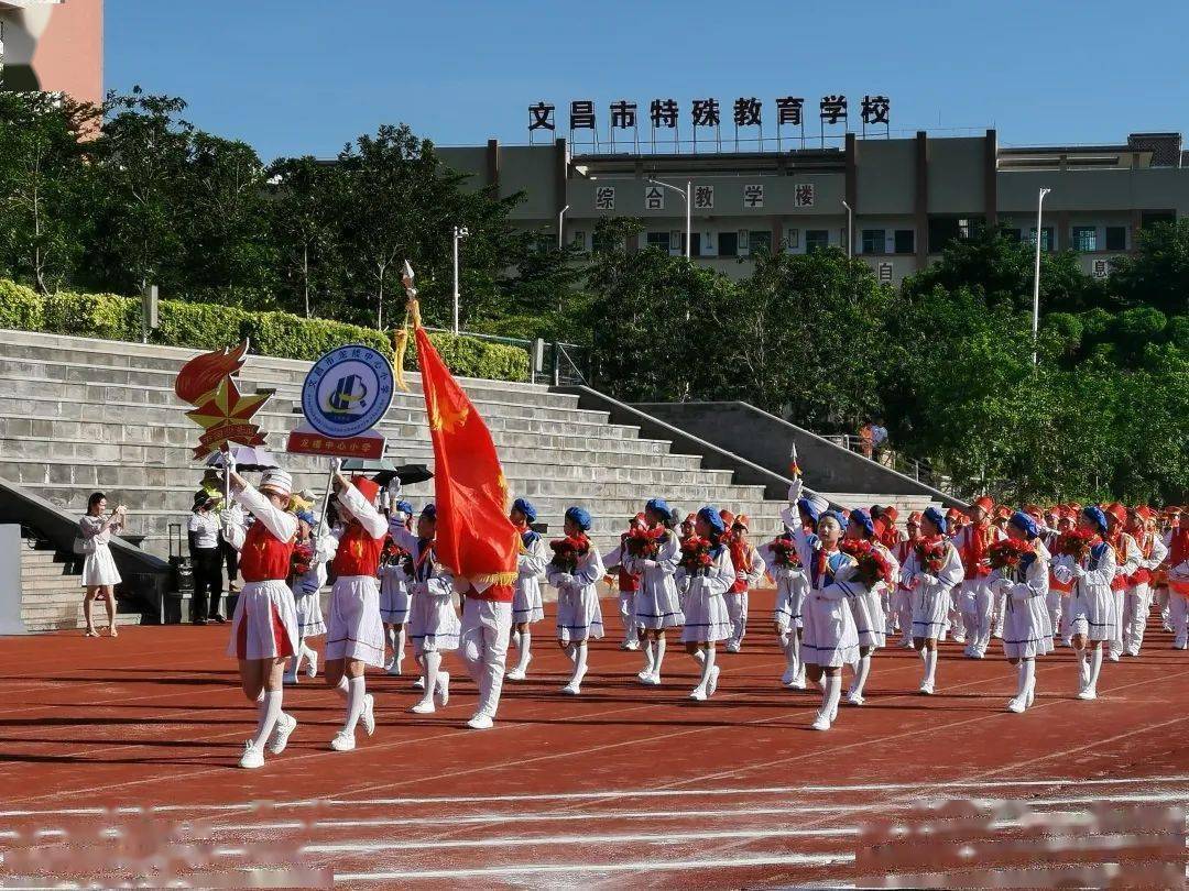 高舉隊旗跟黨走少年兒童心向黨2021年文昌市鼓號儀仗隊展演活動隆重