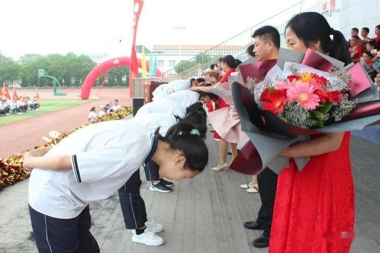 千言凝炼成深深的鞠躬,灿烂的鲜花,遒劲的书法,热情的拥抱,有力的击掌