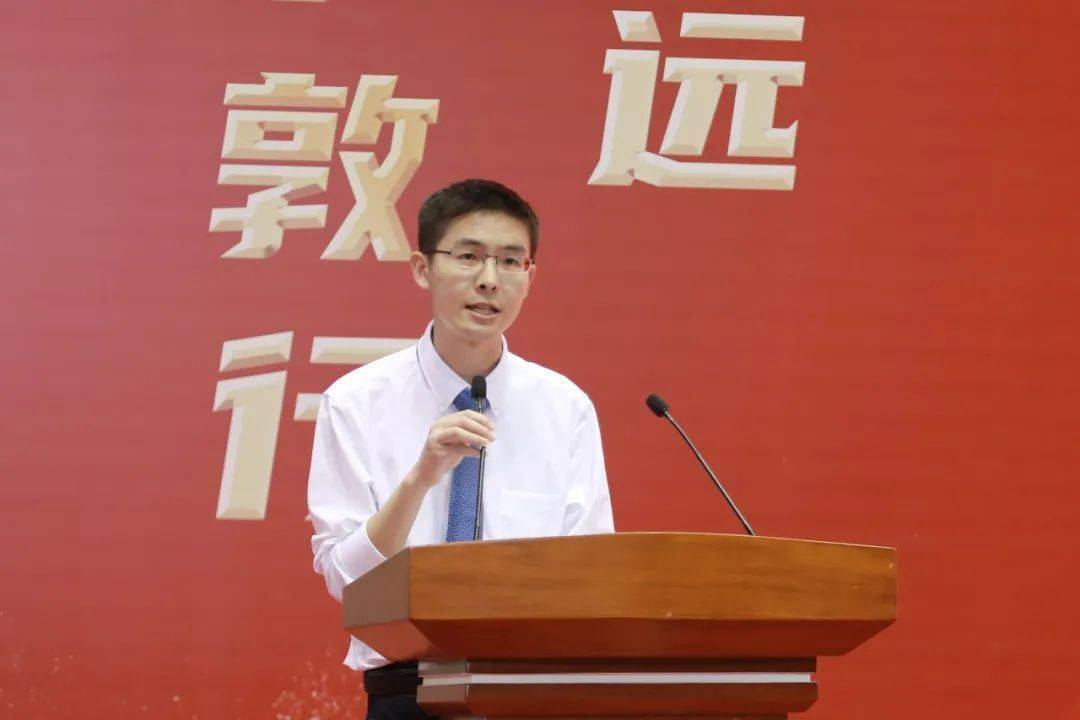 艺术与设计学院院长朱旭光作为教师代表发言.