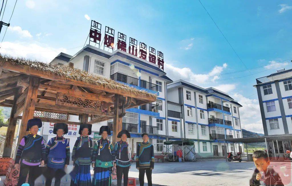 喜德县拥有"彝族漆器之乡"的美誉,彝族漆器髹饰技艺,彝绣等国家级非遗