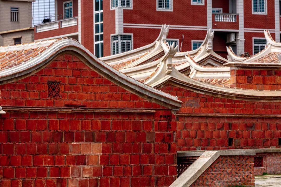 怀和旧厝为历史愈百年的闽南传统红砖98厝,还有优雅明丽的燕尾脊,四