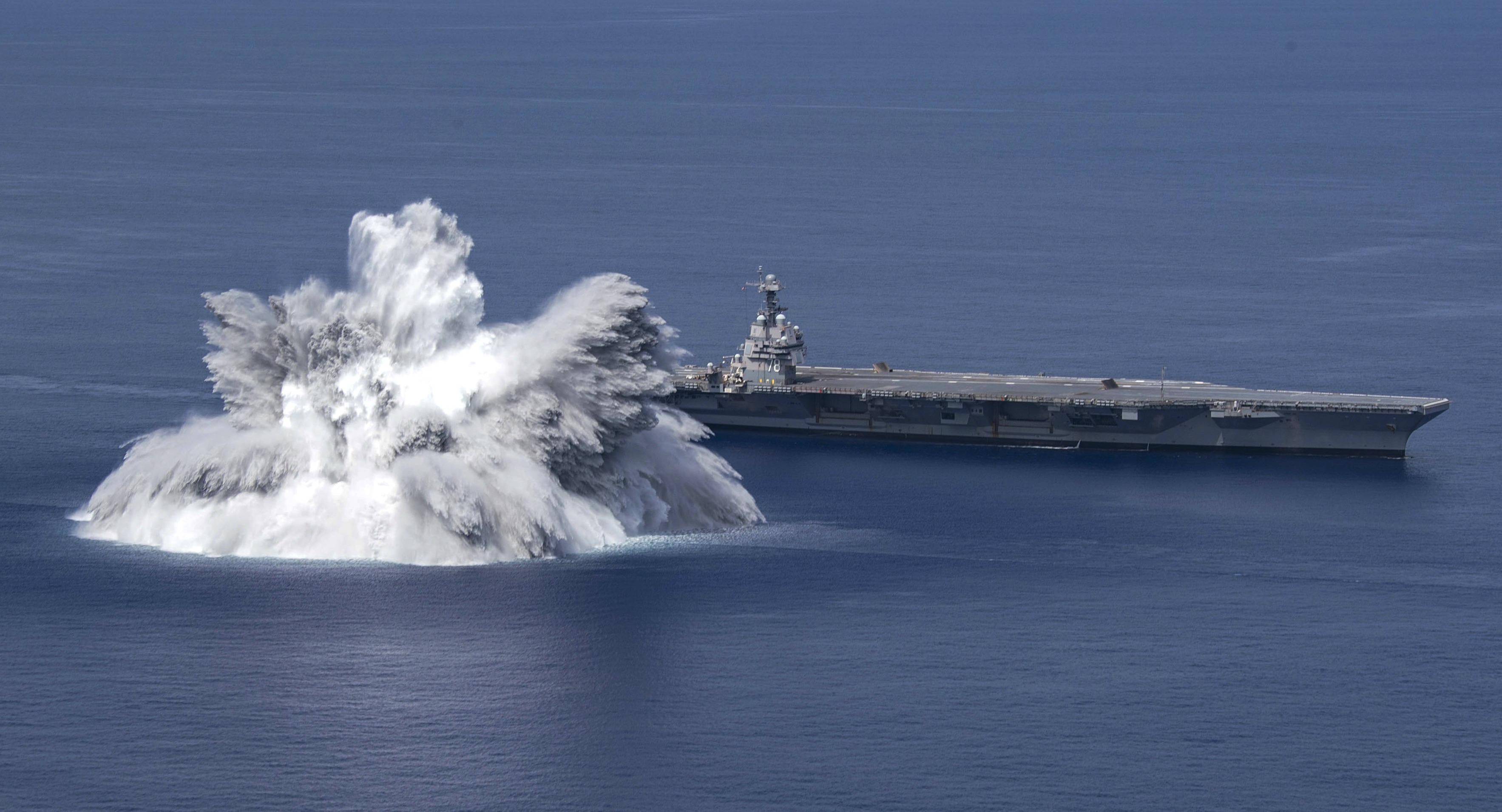 美军新航母,被一巨型炸弹猛烈冲击!自己人有意而为,目的何在?