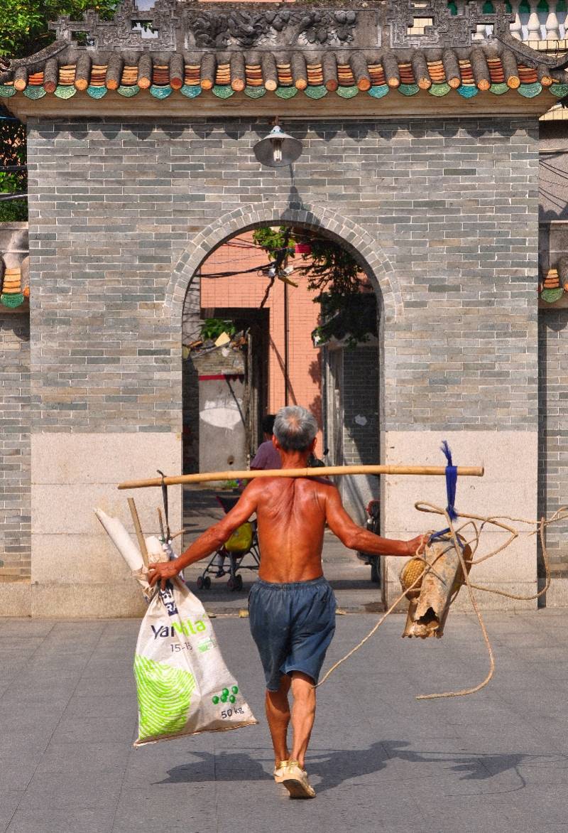 男人担子重的图片图片